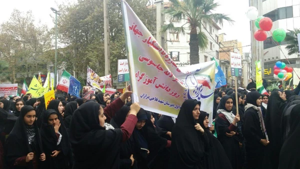 حضور مسئولین و دانشجویان در مراسم راهپیمایی 13 آبان