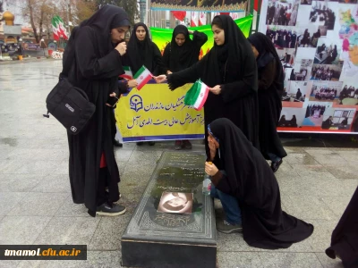 حضور دانشجویان و کارکنان اداری در گلزار شهدای امامزاده ابراهیم آمل و تجدید پیمان با آرمان های بلند انقلاب اسلامی