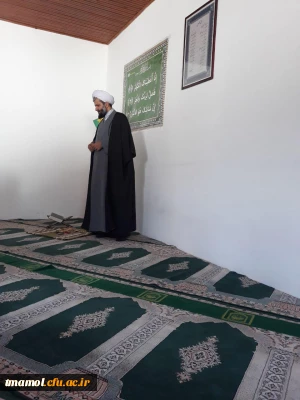 سخنرانی امام جماعت  به مناسبت میلاد با سعادت حضرت ابا عبدالله الحسین علیه السلام و پخش شکلات به نمازگزاران