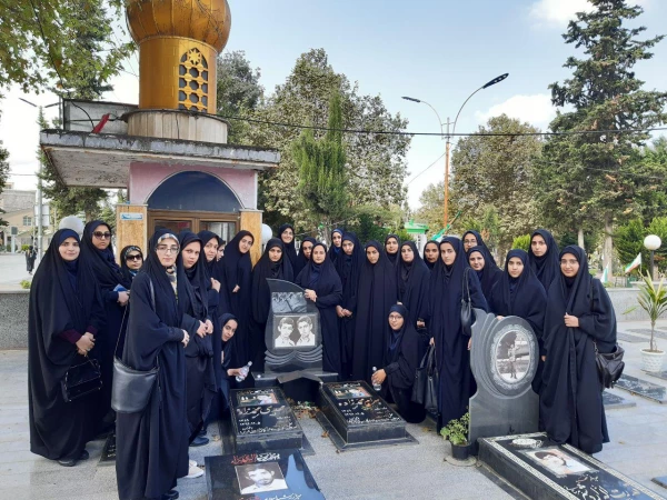 غبارروبی گلزار شهدای آمل توسط دانشجو معلمان به مناسبت بزرگداشت هفته دفاع مقدس 3